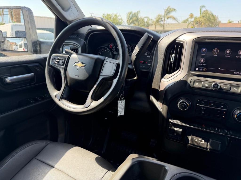 Chevrolet Silverado 2500HD Vehicle Full-screen Gallery Image 27