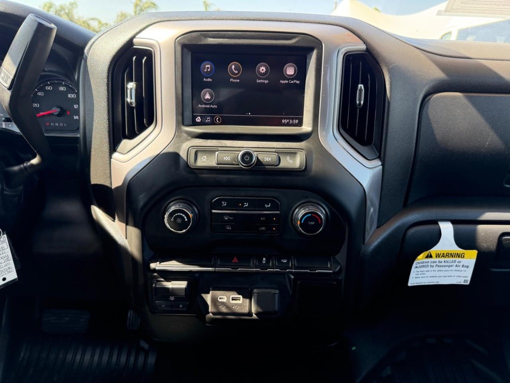 Chevrolet Silverado 2500HD Vehicle Full-screen Gallery Image 28