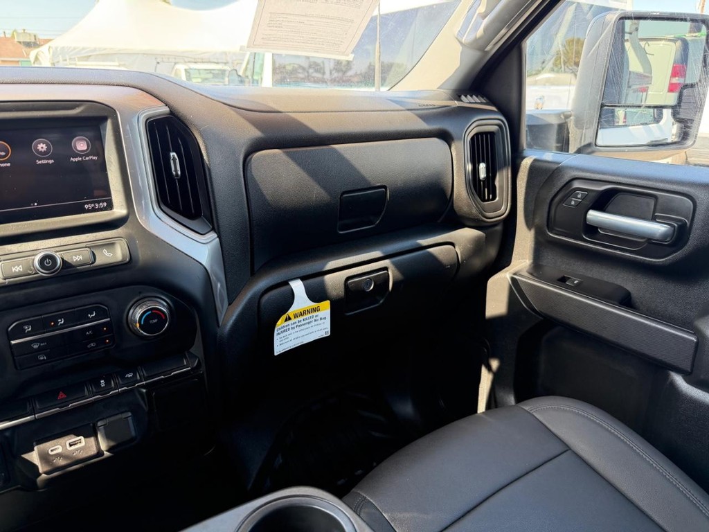 Chevrolet Silverado 2500HD Vehicle Full-screen Gallery Image 29