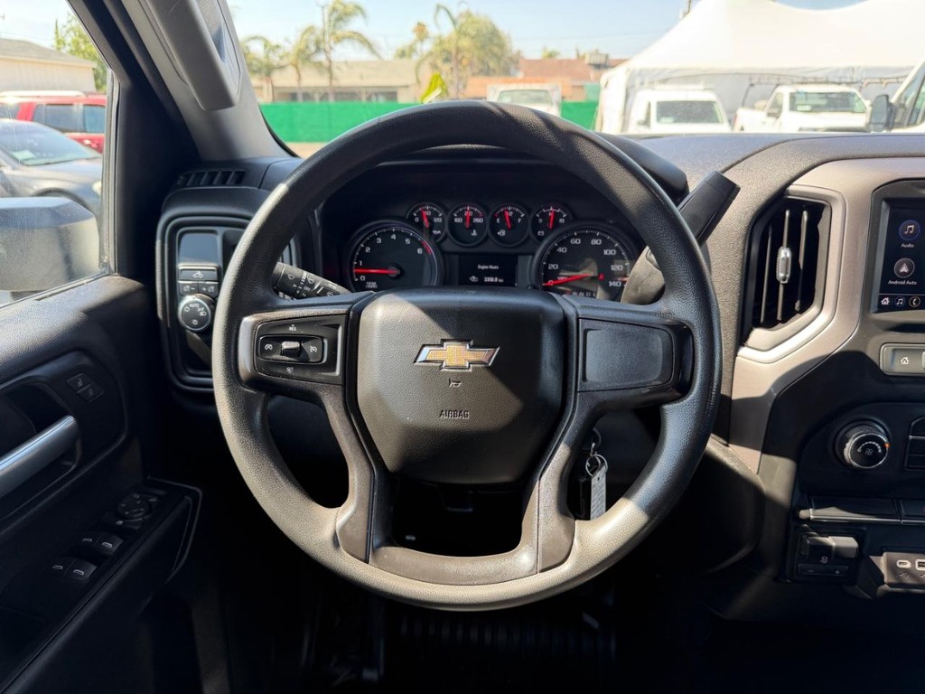 Chevrolet Silverado 2500HD Vehicle Full-screen Gallery Image 30