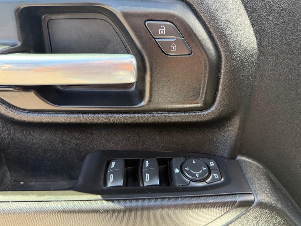 Chevrolet Silverado 2500HD Vehicle Full-screen Gallery Image 33
