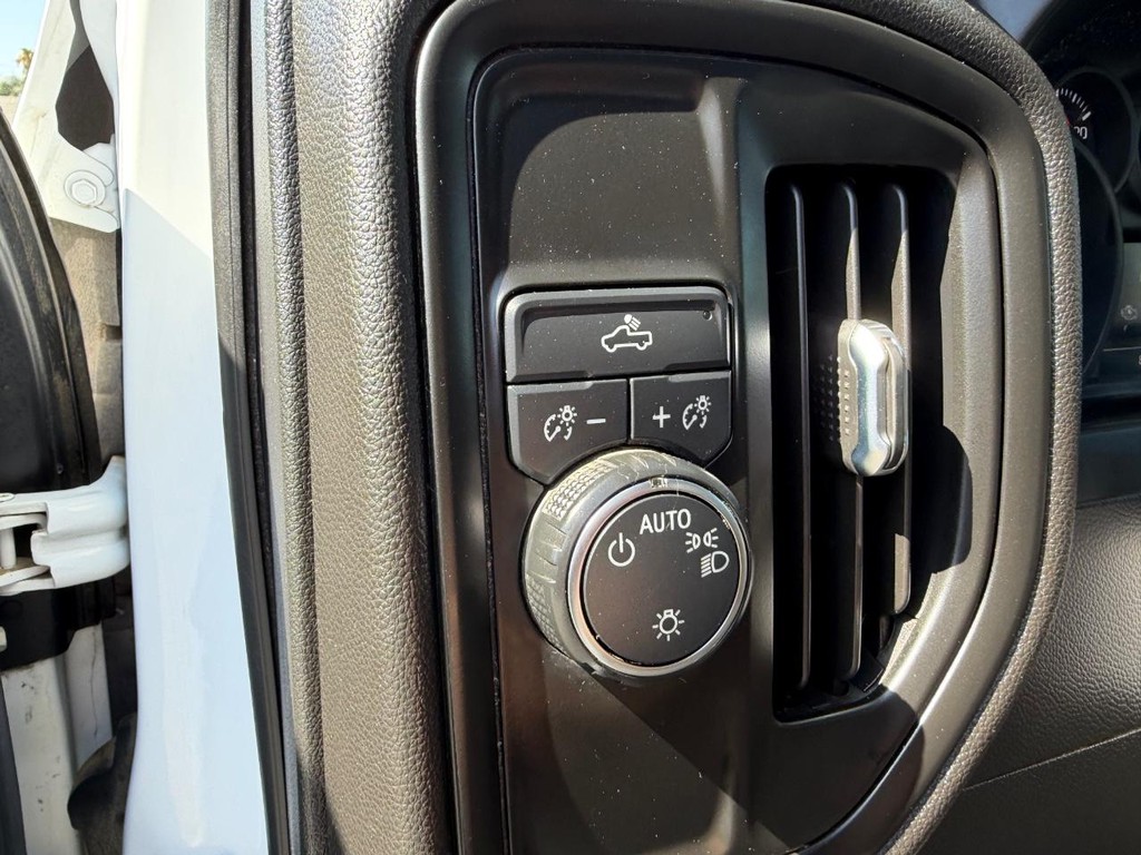Chevrolet Silverado 2500HD Vehicle Full-screen Gallery Image 34