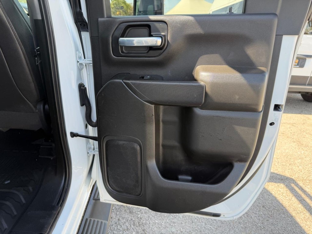 Chevrolet Silverado 2500HD Vehicle Full-screen Gallery Image 37