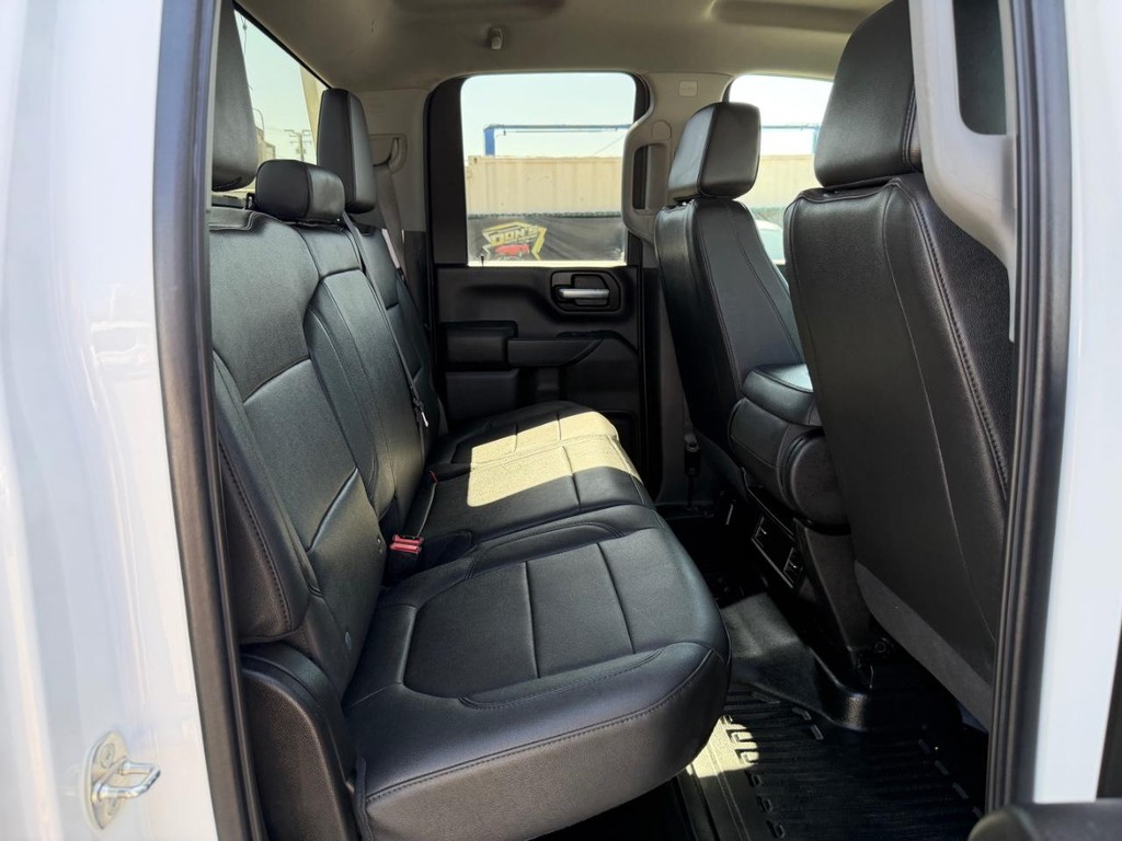Chevrolet Silverado 2500HD Vehicle Full-screen Gallery Image 38