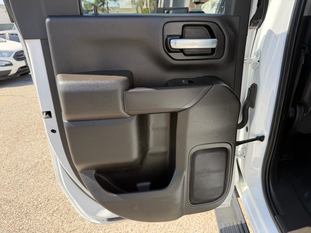 Chevrolet Silverado 2500HD Vehicle Full-screen Gallery Image 39
