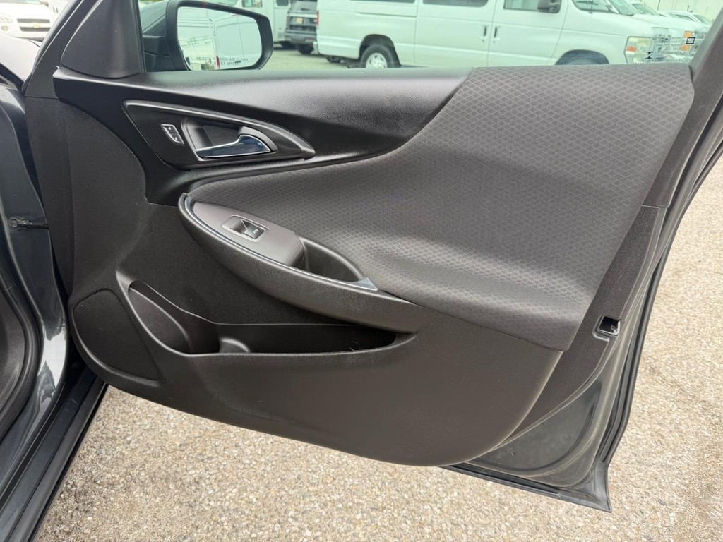 Chevrolet Malibu Vehicle Full-screen Gallery Image 19