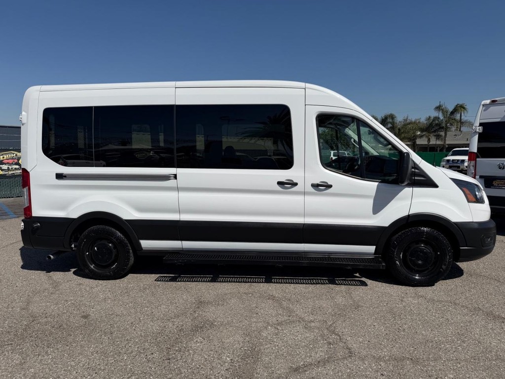 Ford Transit 350 Vehicle Full-screen Gallery Image 05