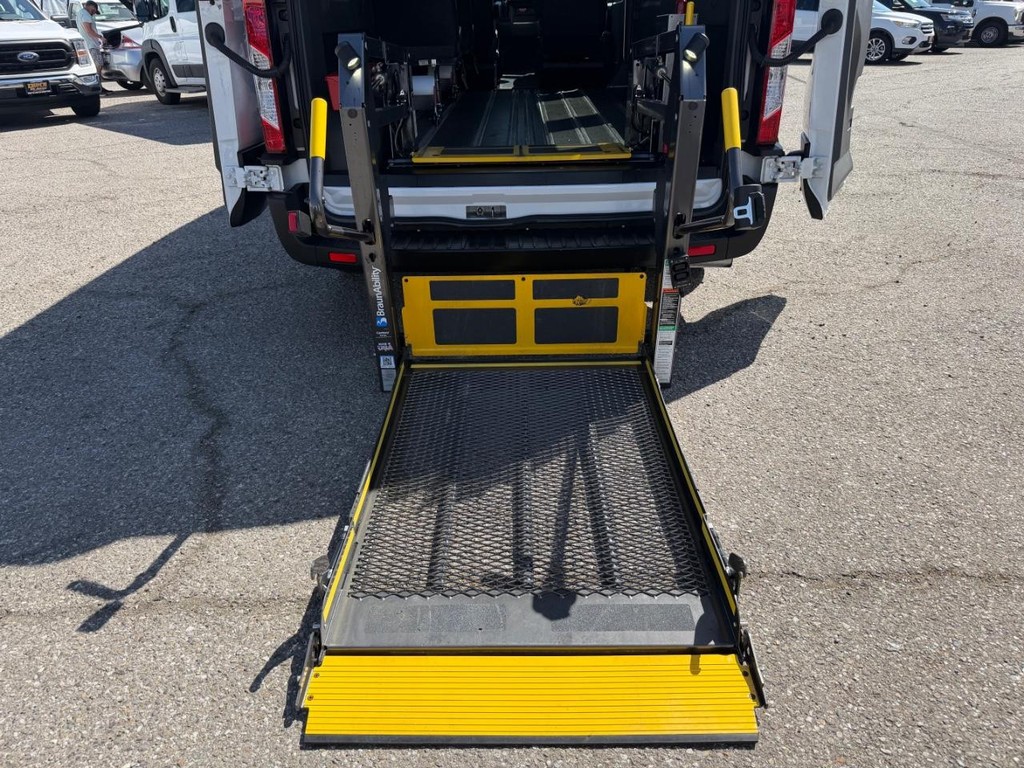 Ford Transit 350 Vehicle Full-screen Gallery Image 17