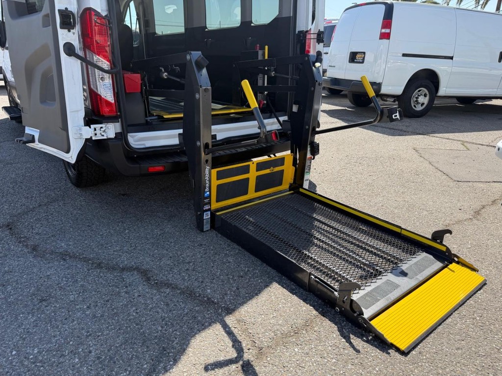 Ford Transit 350 Vehicle Full-screen Gallery Image 18
