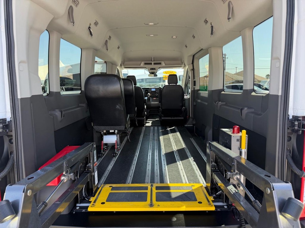 Ford Transit 350 Vehicle Full-screen Gallery Image 20