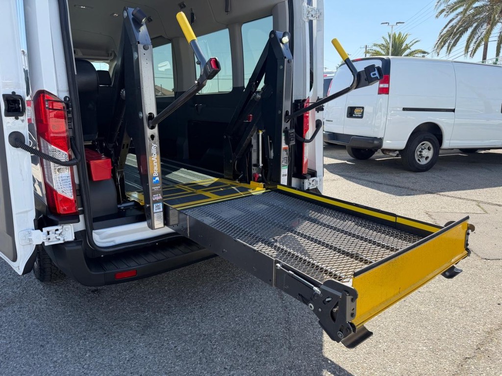 Ford Transit 350 Vehicle Full-screen Gallery Image 22