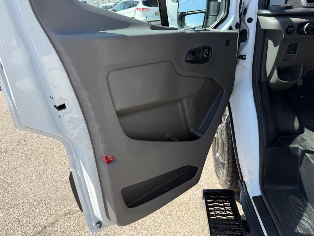 Ford Transit 350 Vehicle Full-screen Gallery Image 26