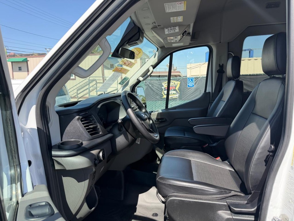 Ford Transit 350 Vehicle Full-screen Gallery Image 28