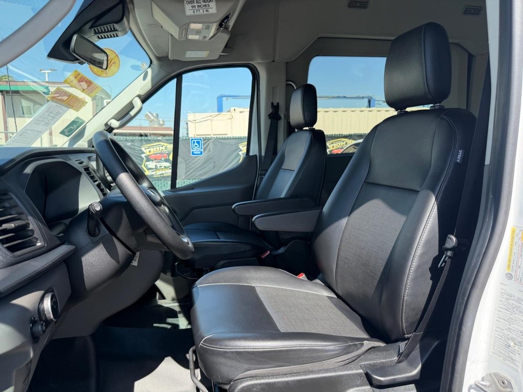 Ford Transit 350 Vehicle Full-screen Gallery Image 29