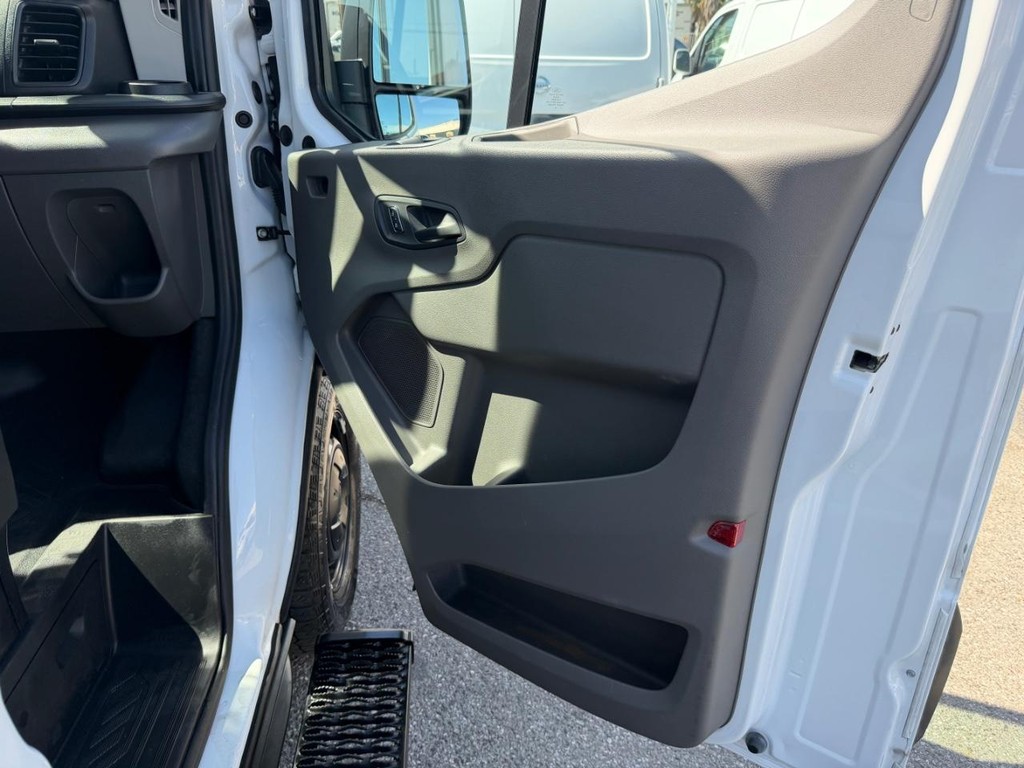 Ford Transit 350 Vehicle Full-screen Gallery Image 30
