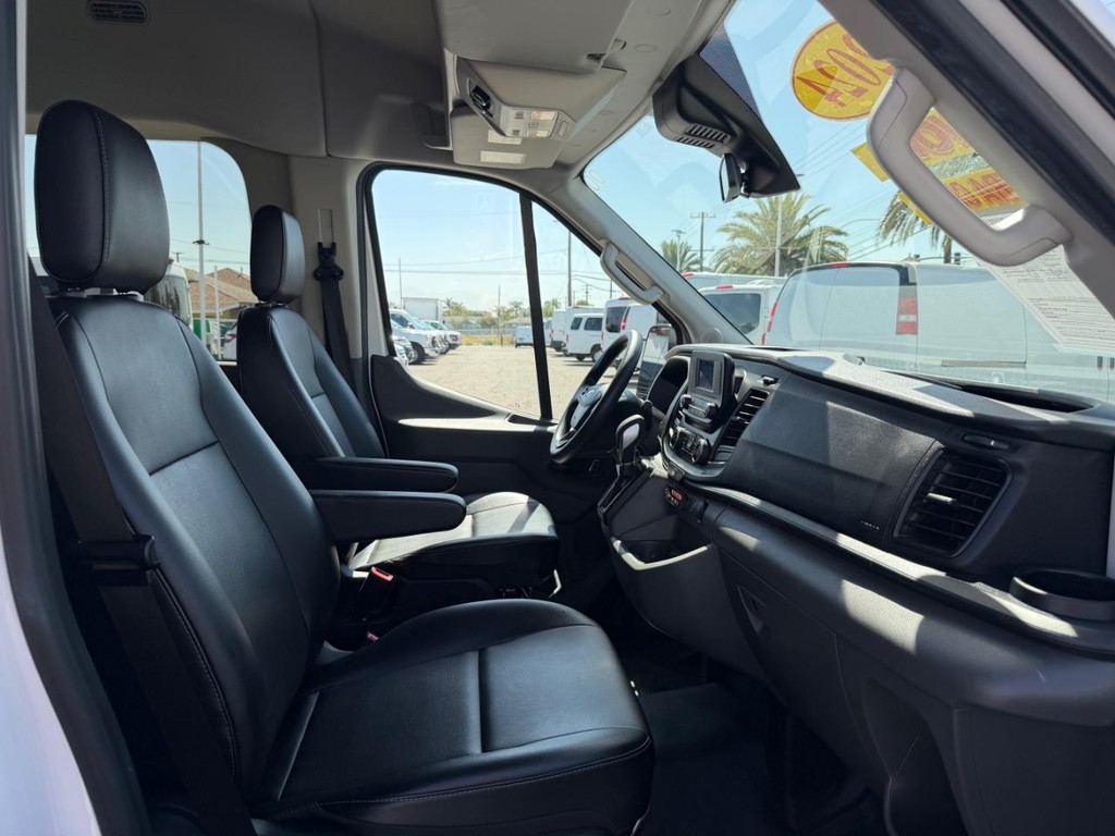 Ford Transit 350 Vehicle Full-screen Gallery Image 32