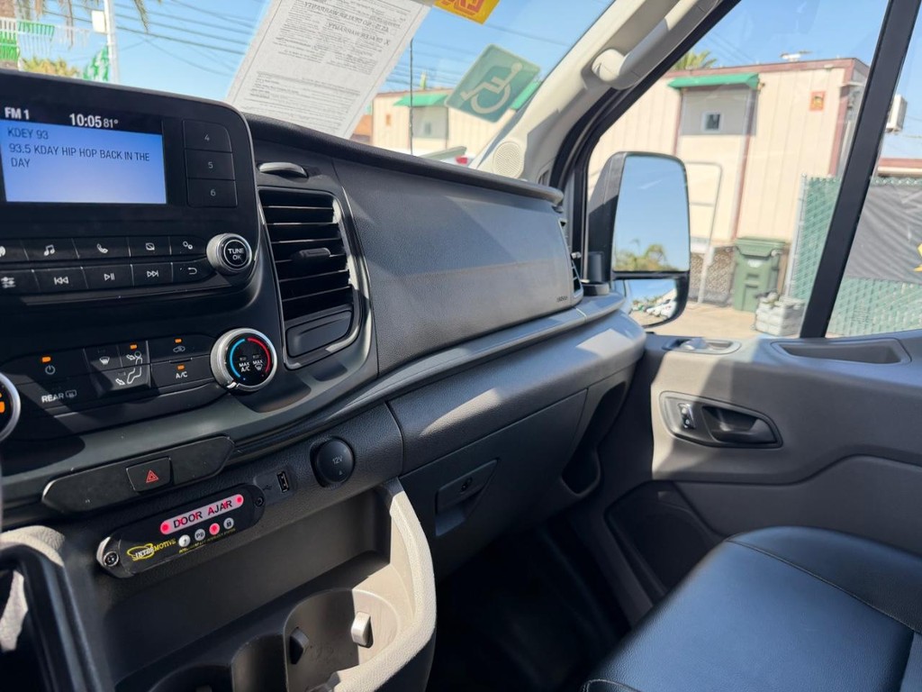 Ford Transit 350 Vehicle Full-screen Gallery Image 36