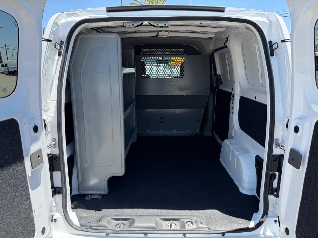 Nissan NV200 Vehicle Full-screen Gallery Image 16