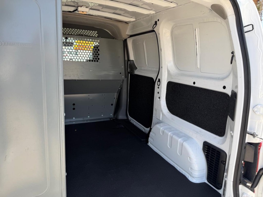 Nissan NV200 Vehicle Full-screen Gallery Image 18