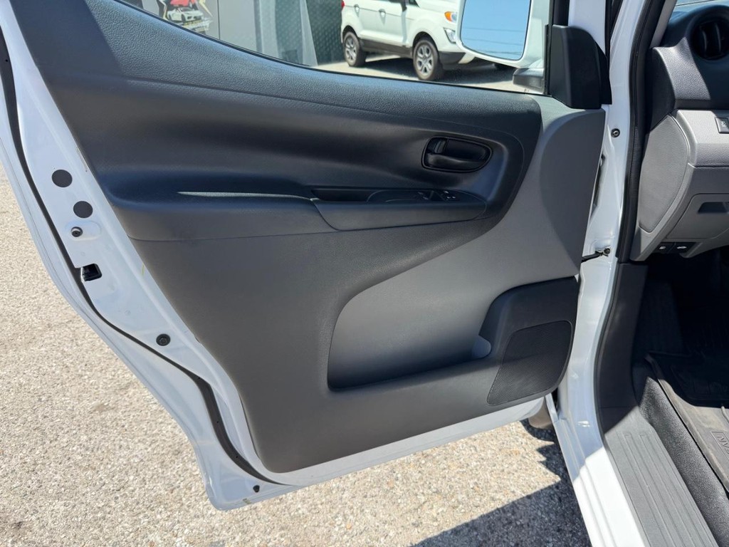 Nissan NV200 Vehicle Full-screen Gallery Image 22