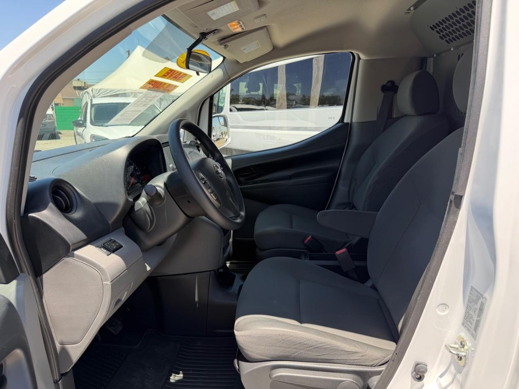 Nissan NV200 Vehicle Full-screen Gallery Image 24