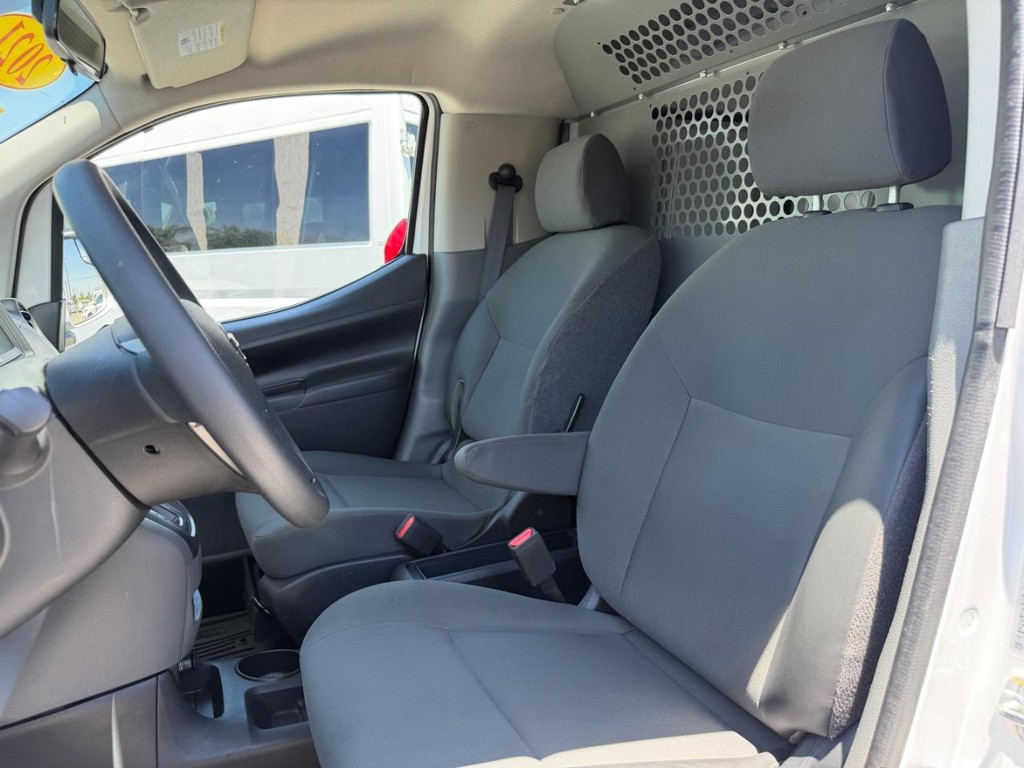 Nissan NV200 Vehicle Full-screen Gallery Image 25