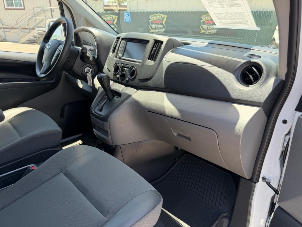 Nissan NV200 Vehicle Full-screen Gallery Image 27