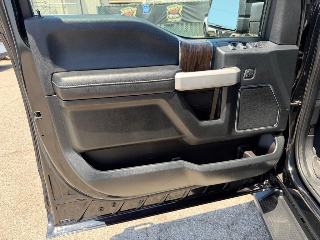 Ford F-150 Vehicle Full-screen Gallery Image 15