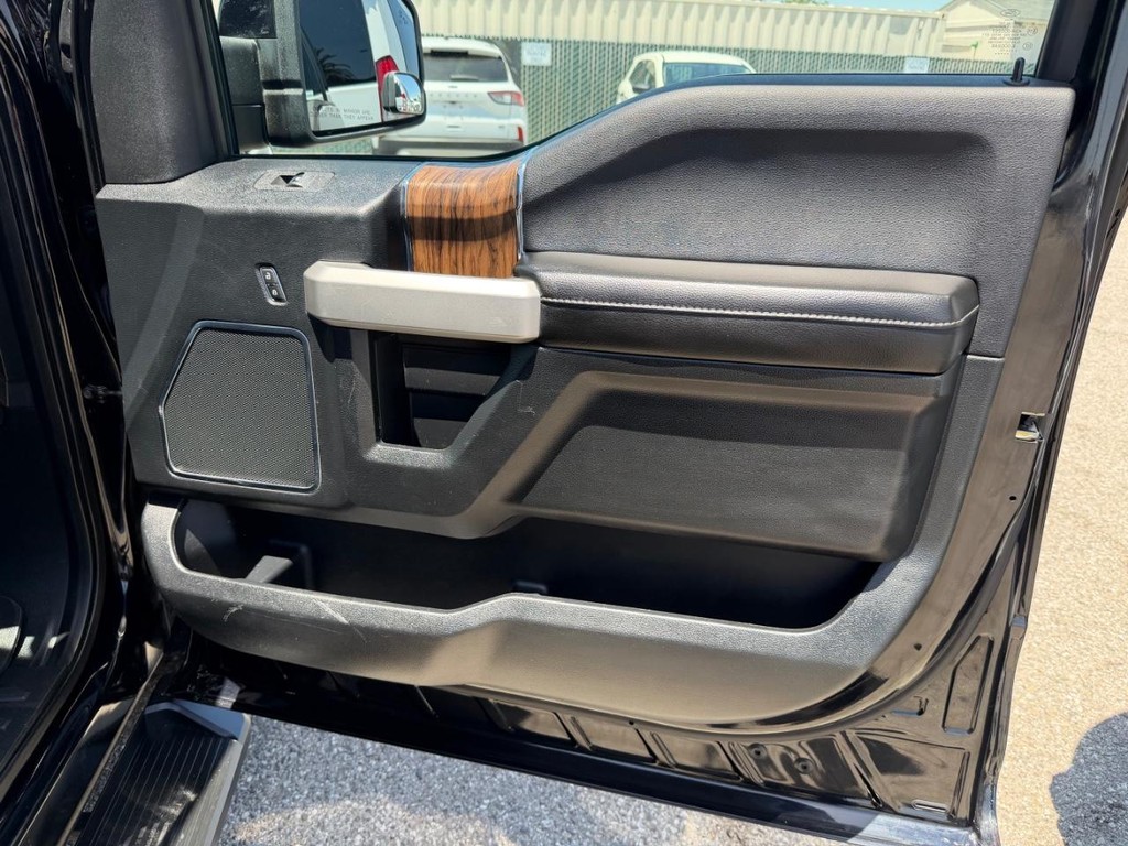 Ford F-150 Vehicle Full-screen Gallery Image 19