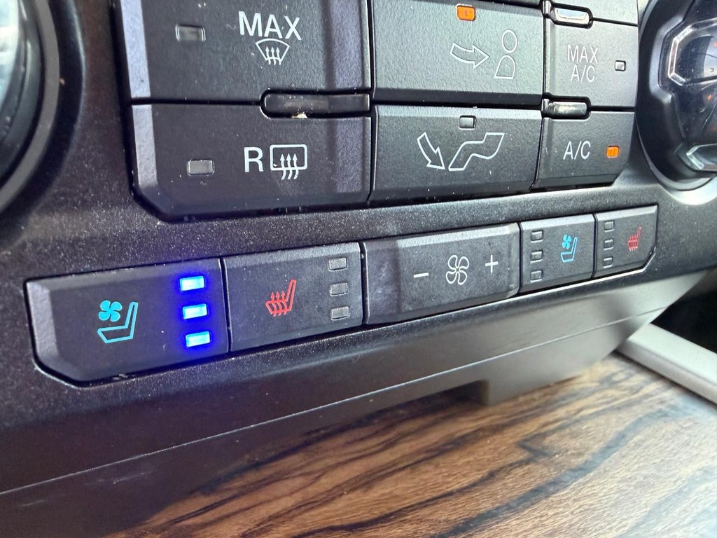 Ford F-150 Vehicle Full-screen Gallery Image 38