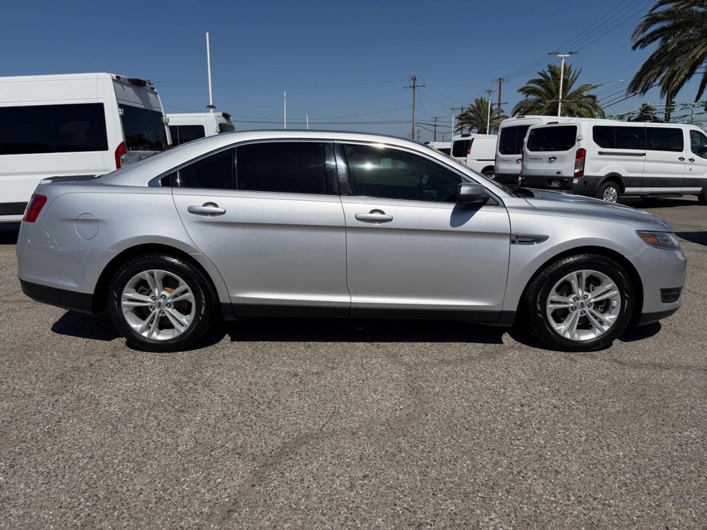 Ford Taurus Vehicle Full-screen Gallery Image 05