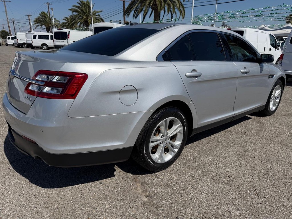 Ford Taurus Vehicle Full-screen Gallery Image 06
