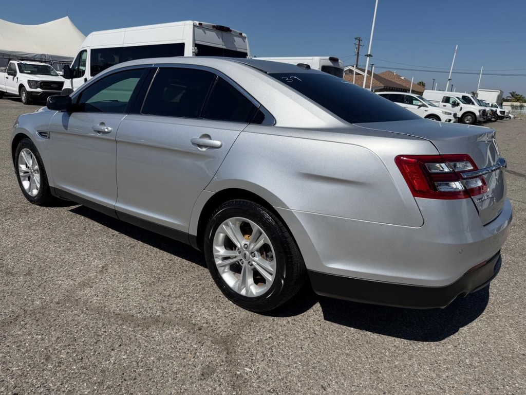 Ford Taurus Vehicle Full-screen Gallery Image 09