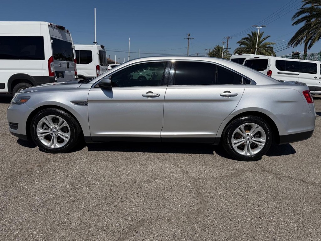 Ford Taurus Vehicle Full-screen Gallery Image 11