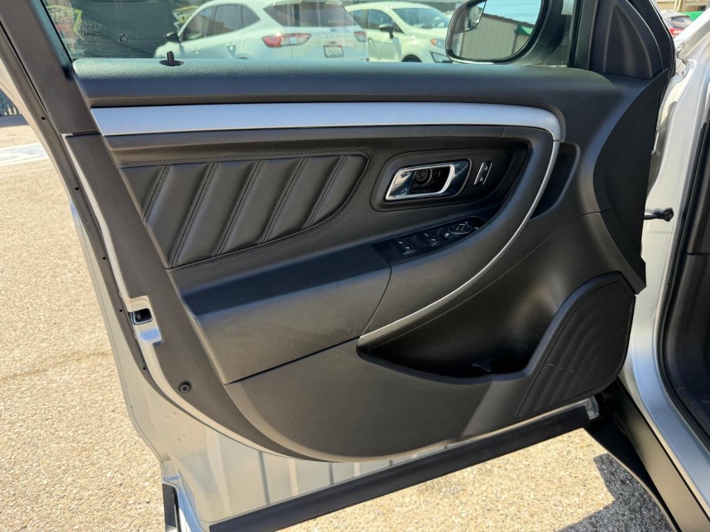 Ford Taurus Vehicle Full-screen Gallery Image 15