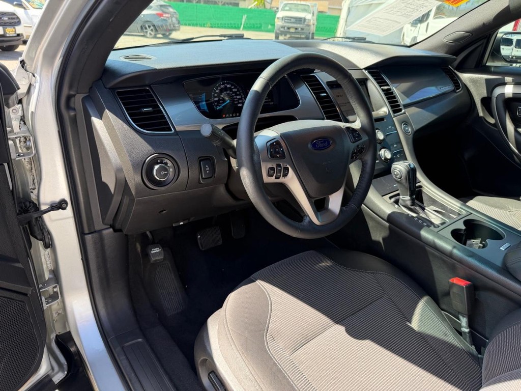 Ford Taurus Vehicle Full-screen Gallery Image 16