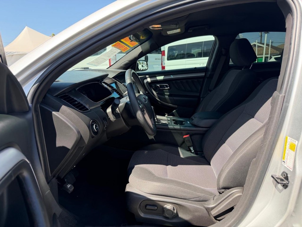 Ford Taurus Vehicle Full-screen Gallery Image 17