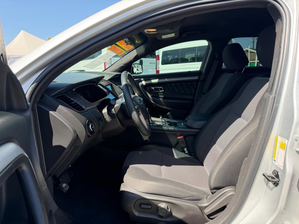 Ford Taurus Vehicle Full-screen Gallery Image 18