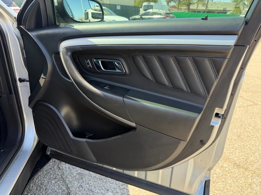 Ford Taurus Vehicle Full-screen Gallery Image 20
