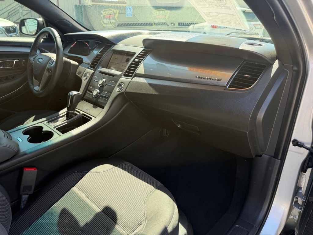 Ford Taurus Vehicle Full-screen Gallery Image 21
