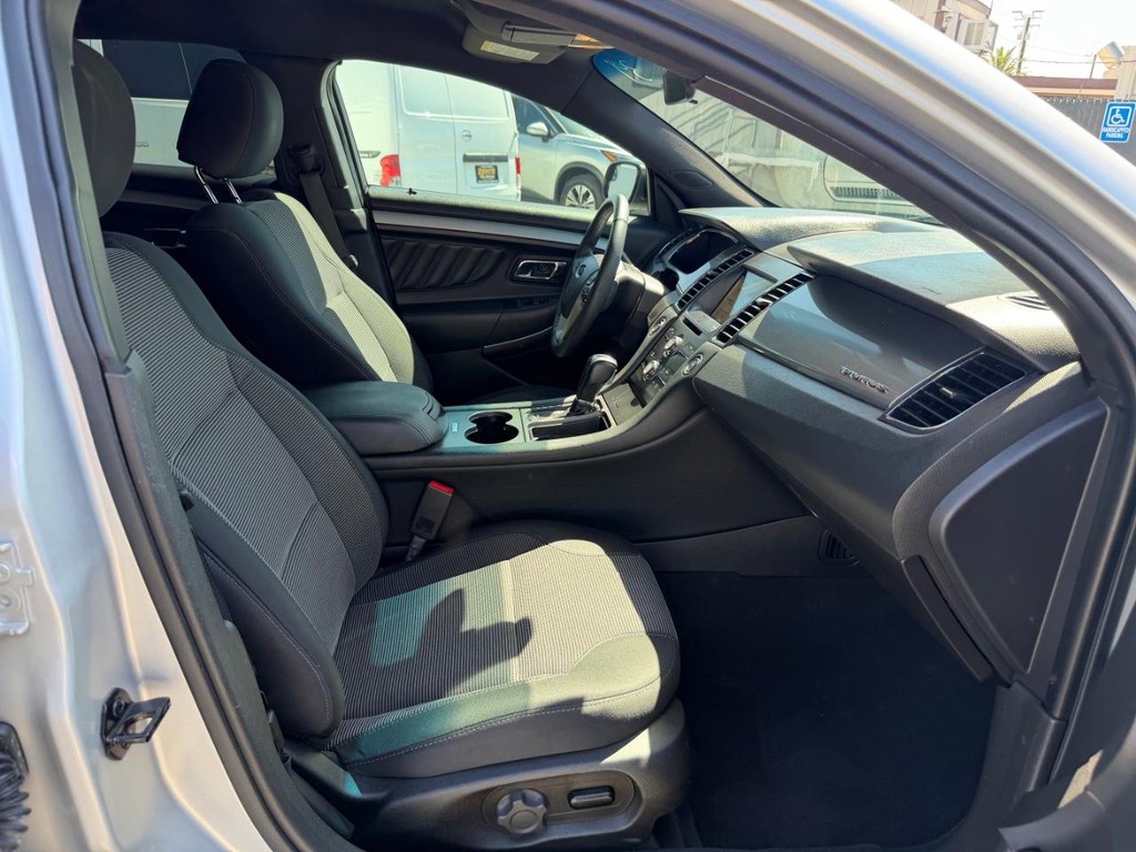 Ford Taurus Vehicle Full-screen Gallery Image 22