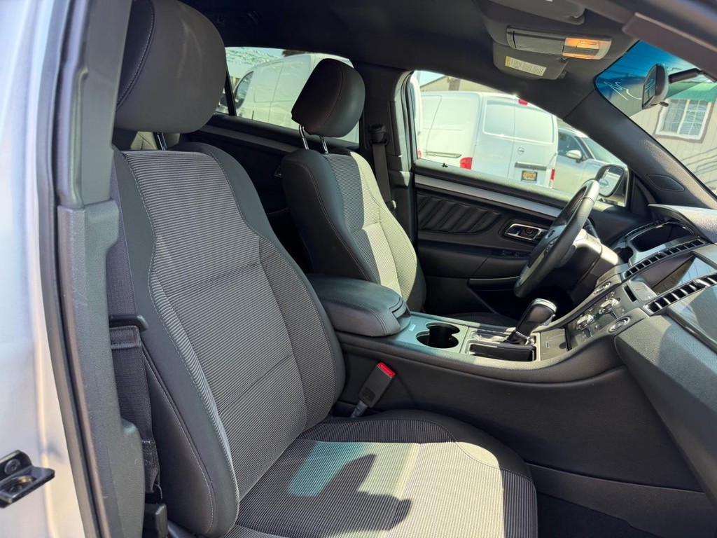 Ford Taurus Vehicle Full-screen Gallery Image 23