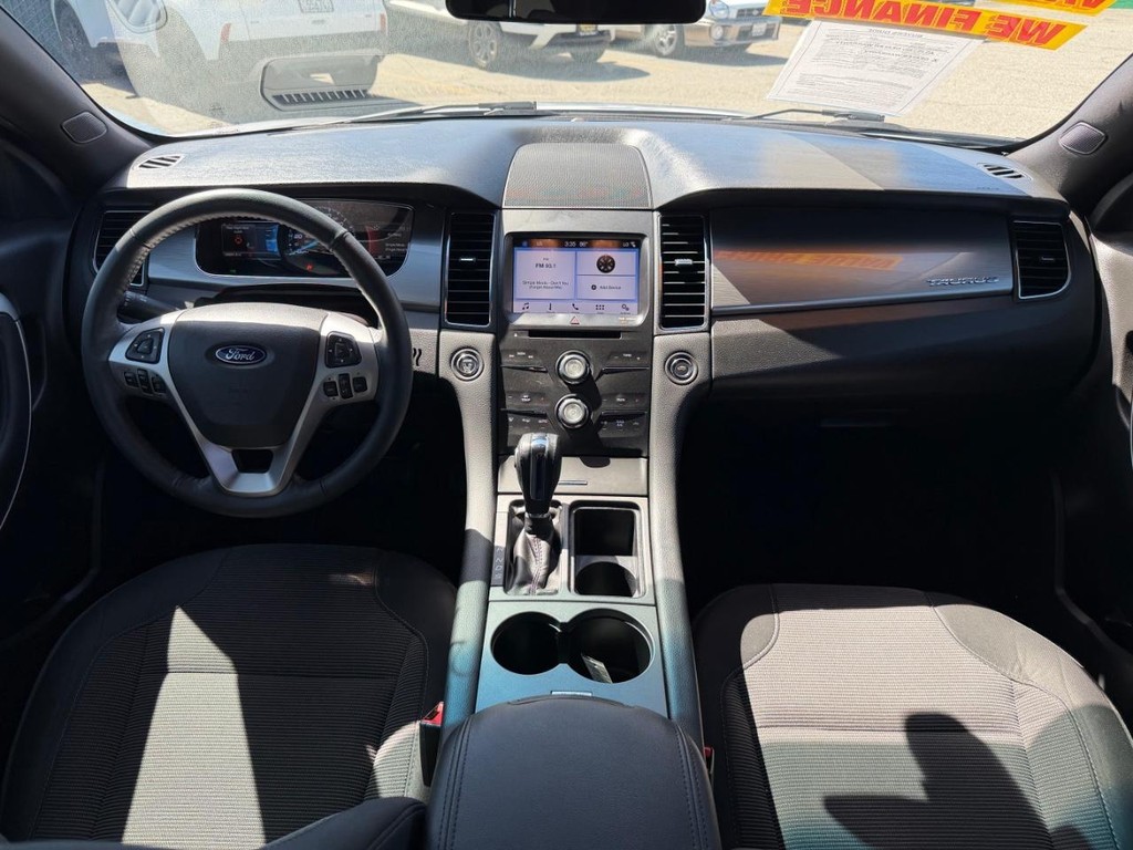 Ford Taurus Vehicle Full-screen Gallery Image 24