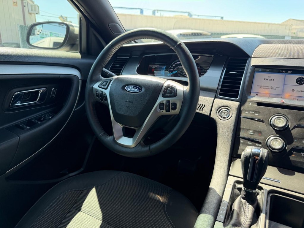 Ford Taurus Vehicle Full-screen Gallery Image 25