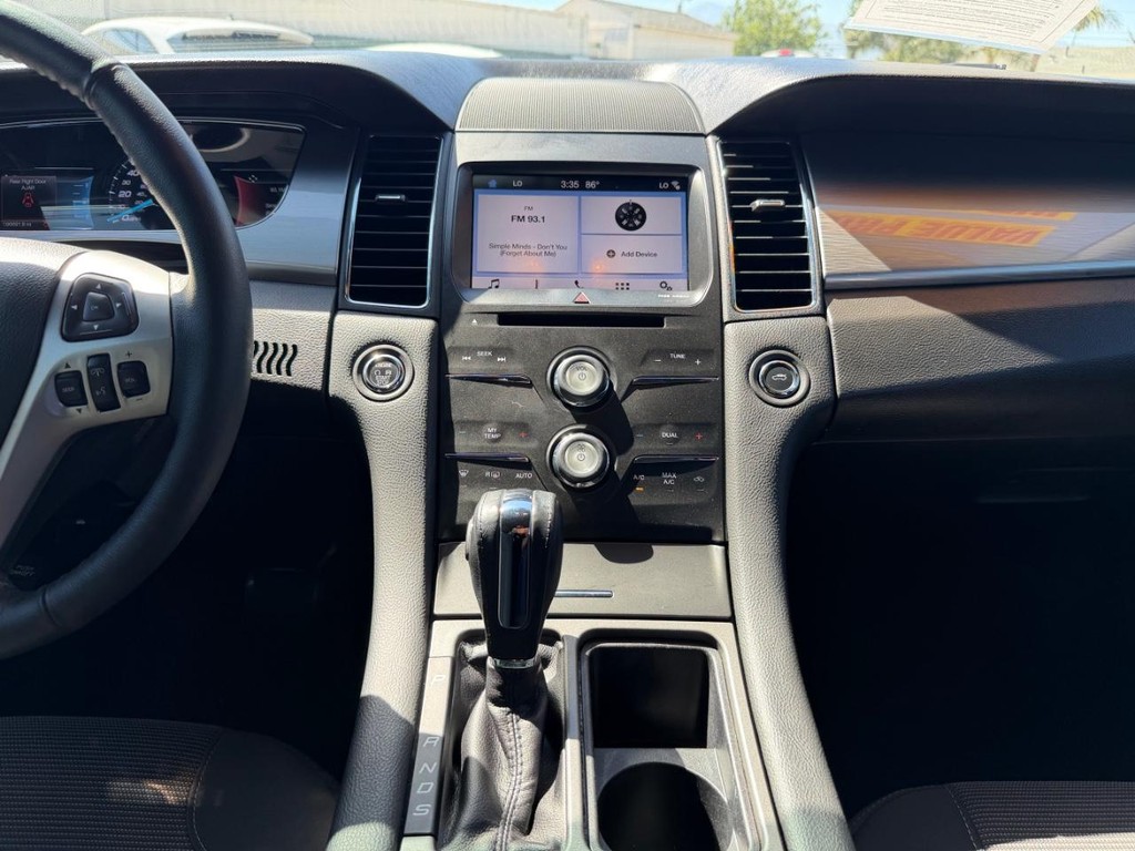Ford Taurus Vehicle Full-screen Gallery Image 26