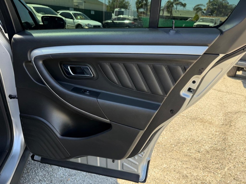 Ford Taurus Vehicle Full-screen Gallery Image 37