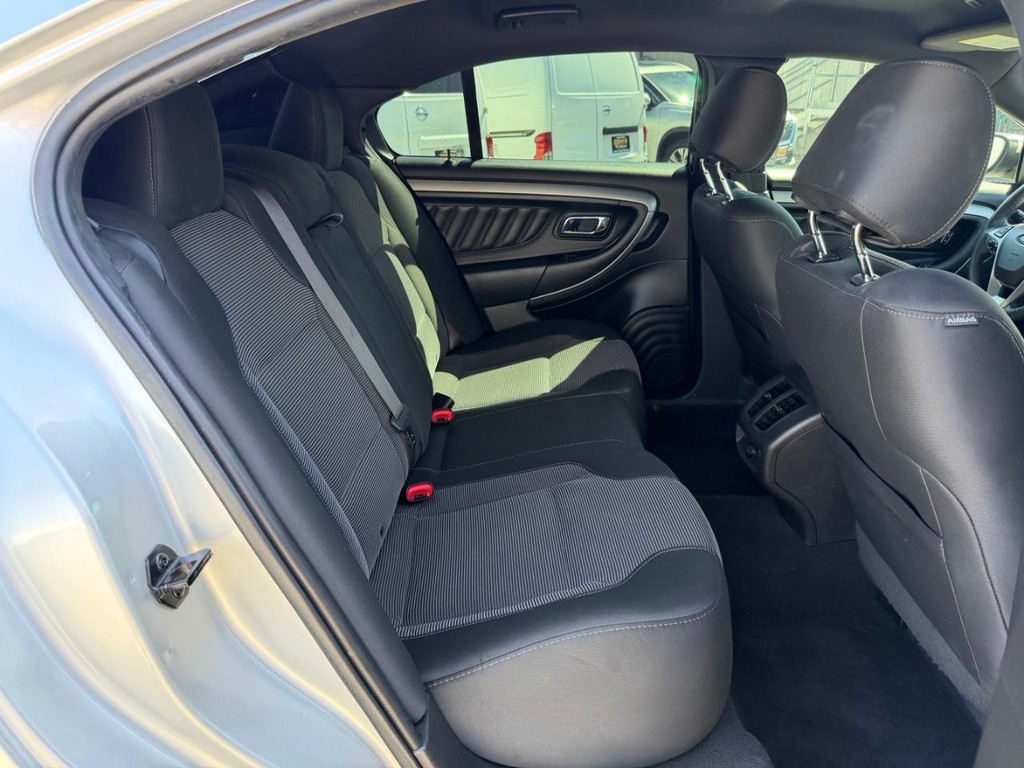 Ford Taurus Vehicle Full-screen Gallery Image 38