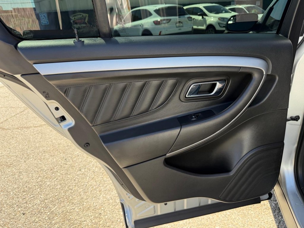 Ford Taurus Vehicle Full-screen Gallery Image 39