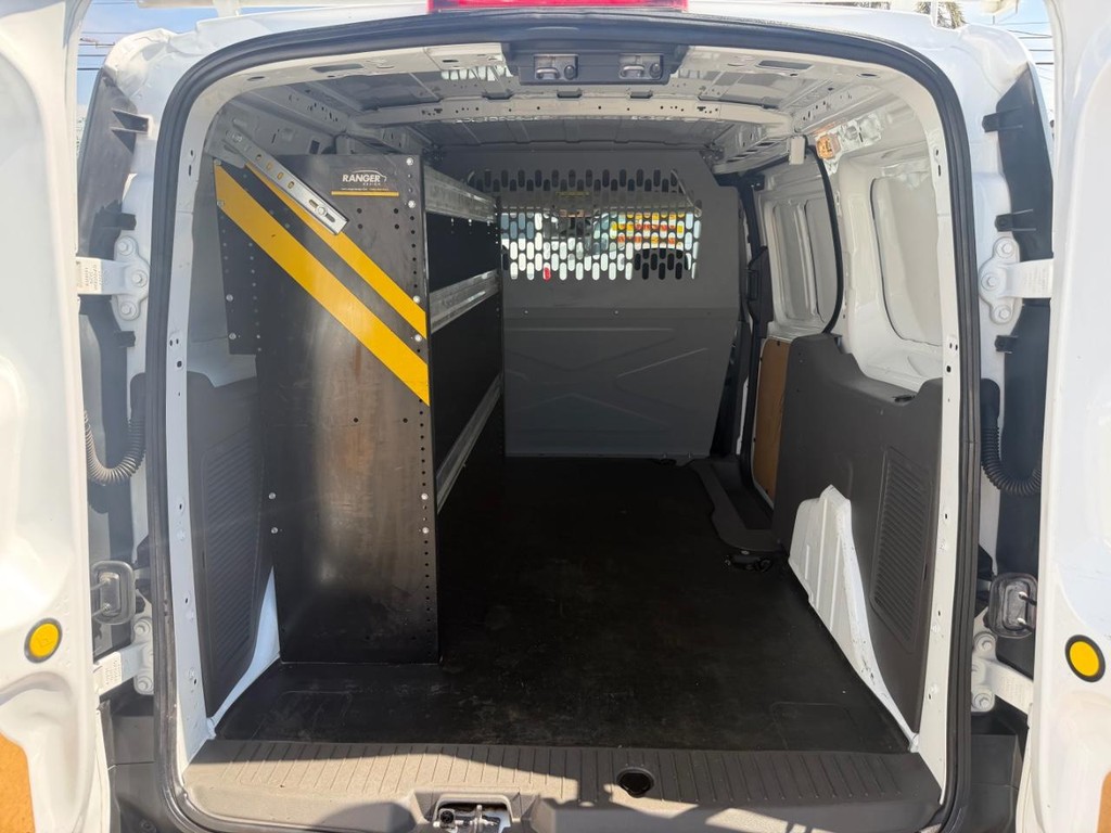 Ford Transit Connect Vehicle Full-screen Gallery Image 16