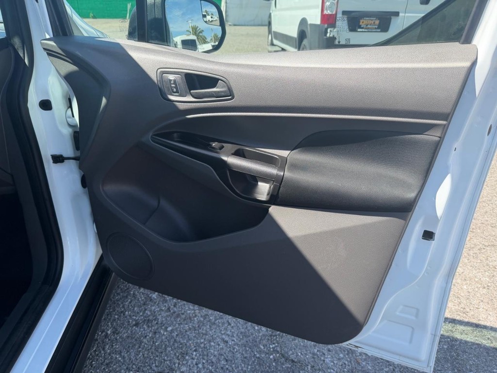 Ford Transit Connect Vehicle Full-screen Gallery Image 29